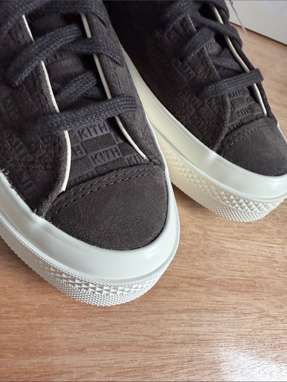 Converse x Kith Men’s Dark Brown Suede Low-Top Sneakers with Off-White Platform - Picture 12 of 14
